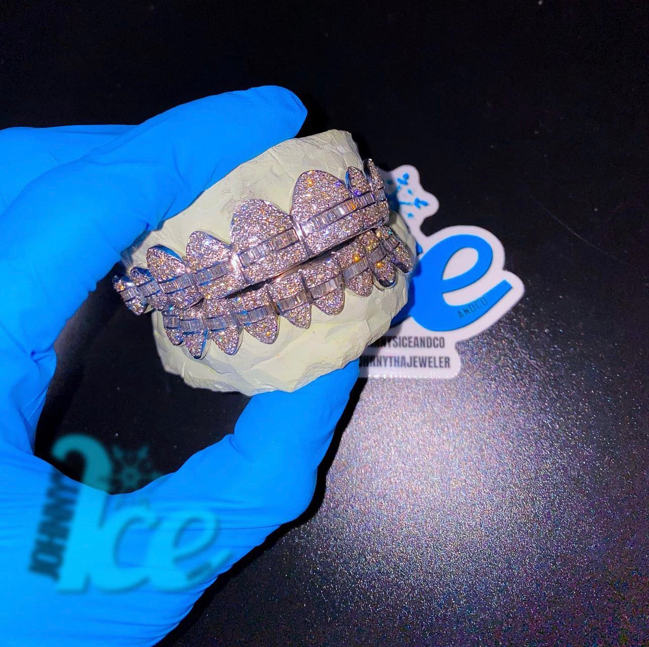 Load image into Gallery viewer, Hybrid VVS Grillz ( PER TOOTH )
