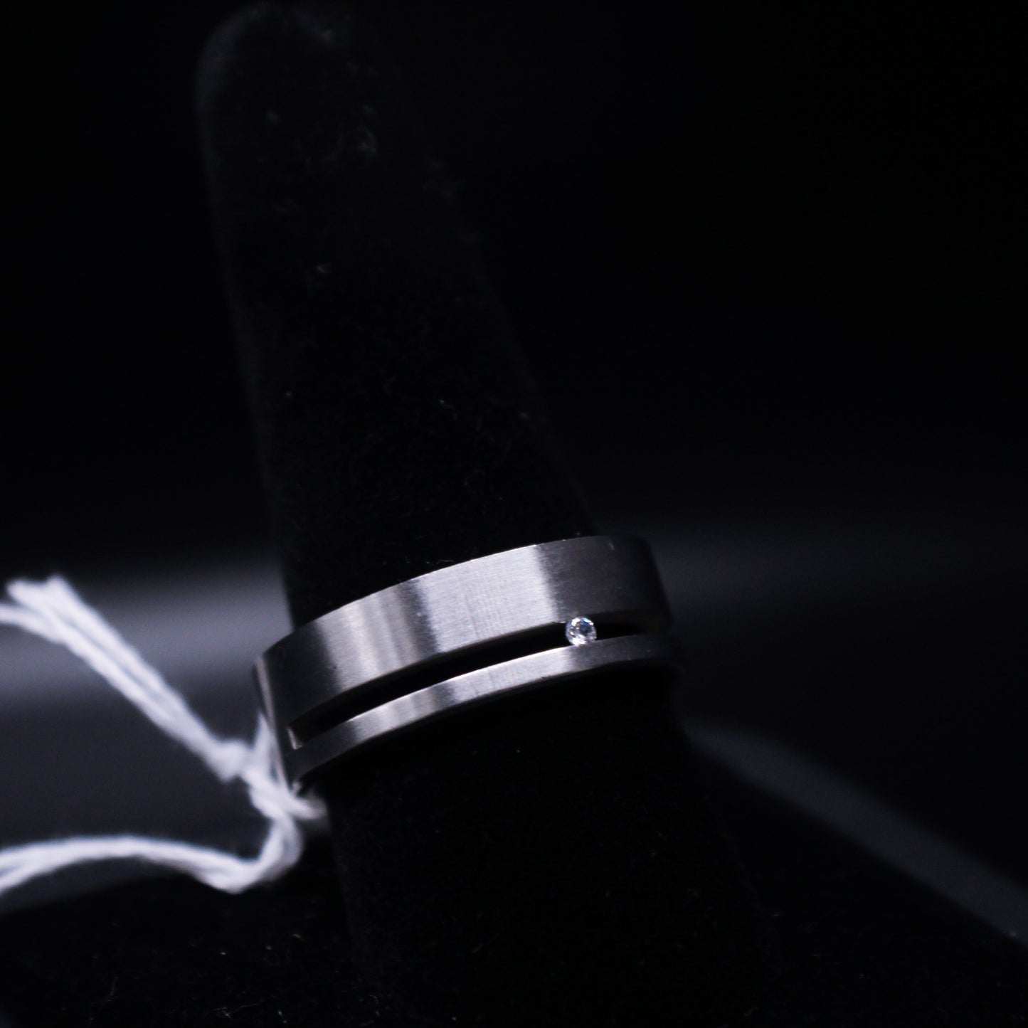 Johnny's Ice & Co steel band ring, durable silver-colored ring with a smooth finish for men and women.