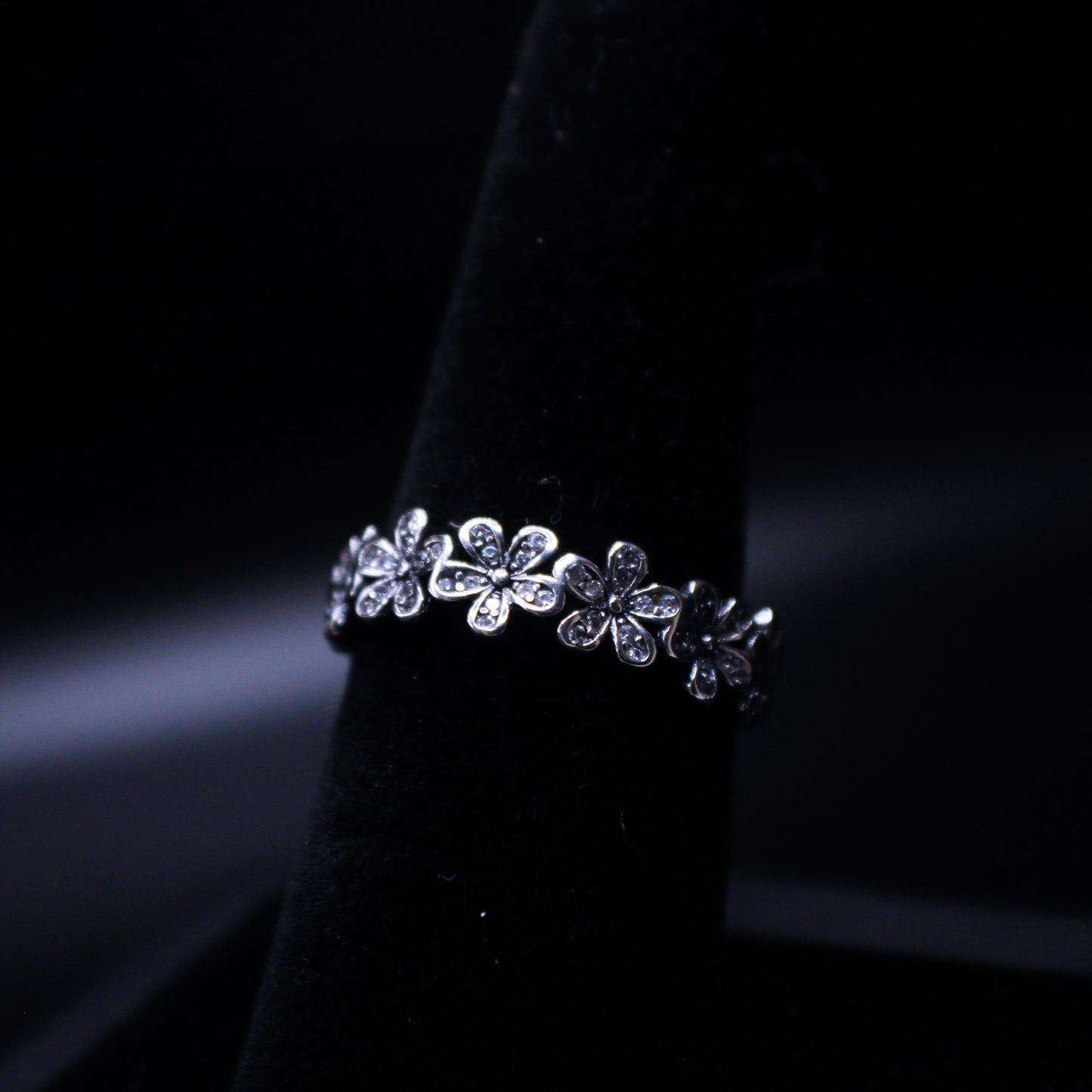 Silver Johnny's Ice & Co JI-1103 Endless Flowers V1 ring with intricate floral design and polished finish.